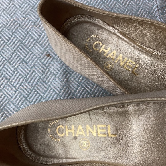 Gold and black Chanel metallic flats - Picture 5 of 7
